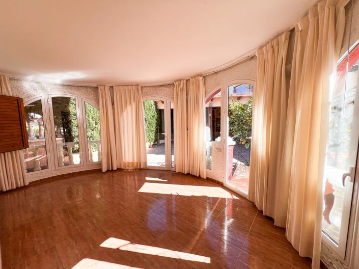 Image No.26-6 Bed Townhouse for sale