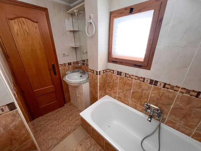 Image No.40-6 Bed Townhouse for sale