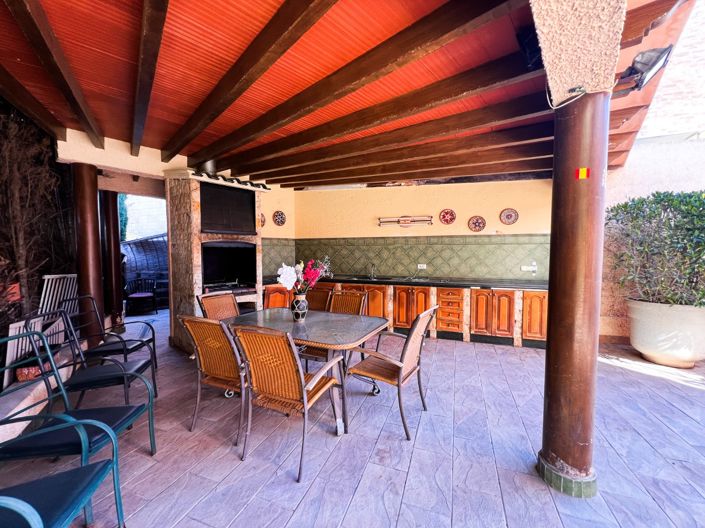 Image No.8-6 Bed Townhouse for sale
