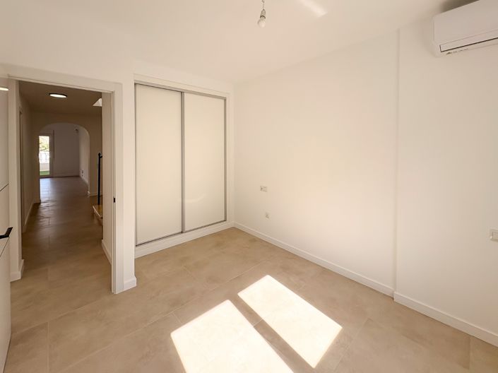 Image No.18-3 Bed Townhouse for sale