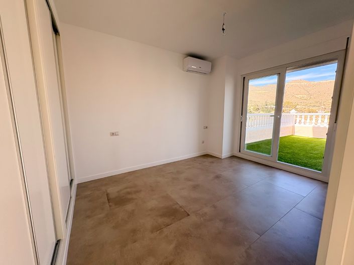 Image No.25-3 Bed Townhouse for sale