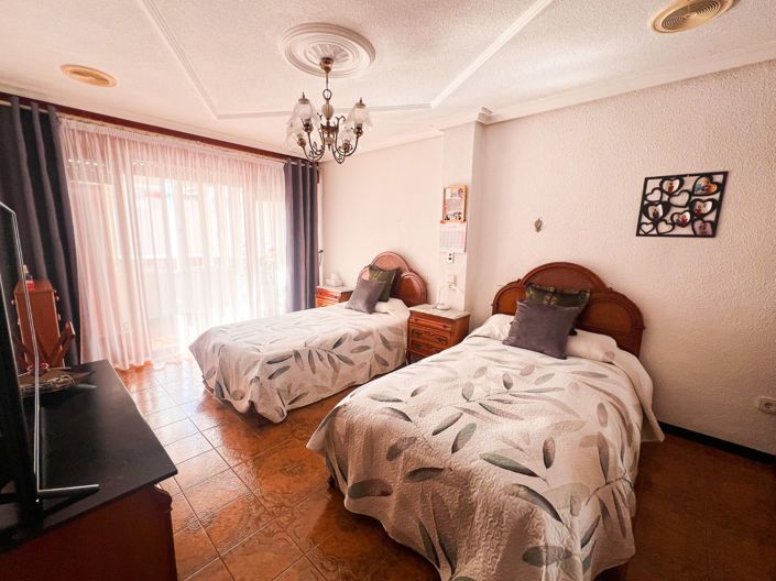 Image No.28-5 Bed Townhouse for sale