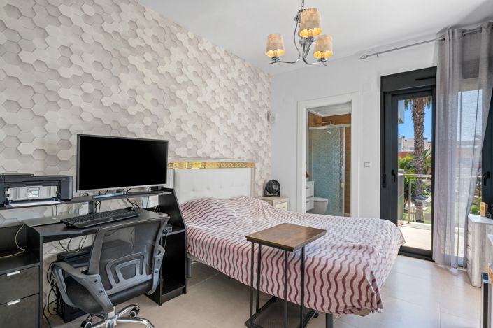 Image No.25-3 Bed Townhouse for sale