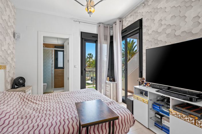 Image No.26-3 Bed Townhouse for sale