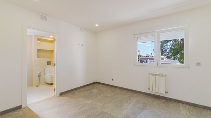 Image No.16-6 Bed Villa for sale