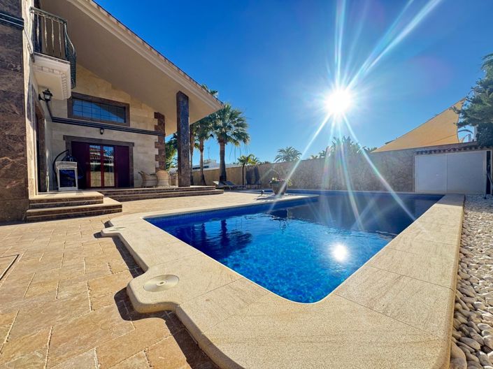 Image No.4-Villa de 4 chambres à vendre à Cabo Roig