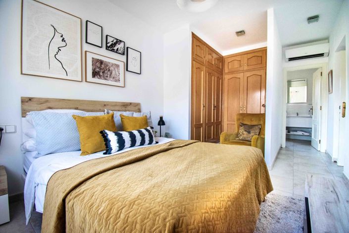 Image No.17-4 Bed Townhouse for sale
