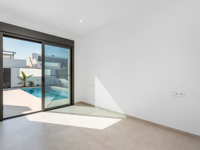 Image No.21-3 Bed Townhouse for sale