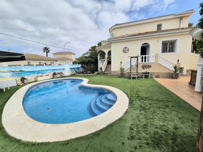 Image No.51-5 Bed Villa / Detached for sale
