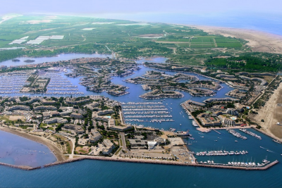 Aerienne-front-view-of-marina