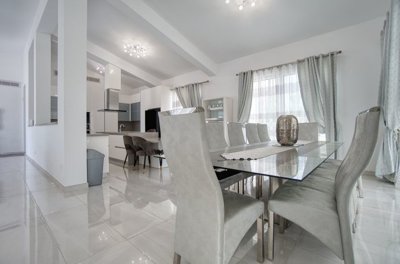 Bungalow For Sale  in  Peyia - Sea Caves