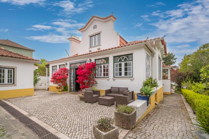 Image No.55-15 Bed Hotel for sale