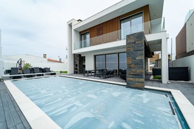 1 - Salir do Porto, Villa
