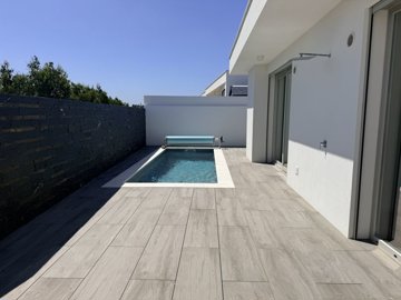 1 - Salir do Porto, Villa