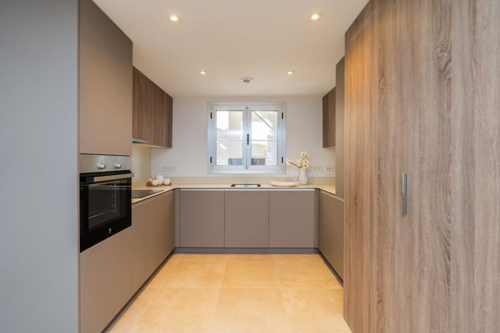 Image No.17-2 Bed Property for sale