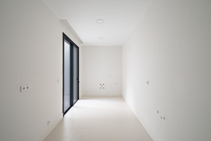 Image No.30-4 Bed Property for sale