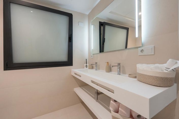 Image No.30-3 Bed Property for sale