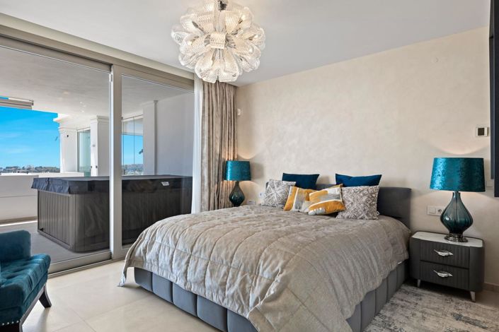 Image No.25-7 Bed Property for sale