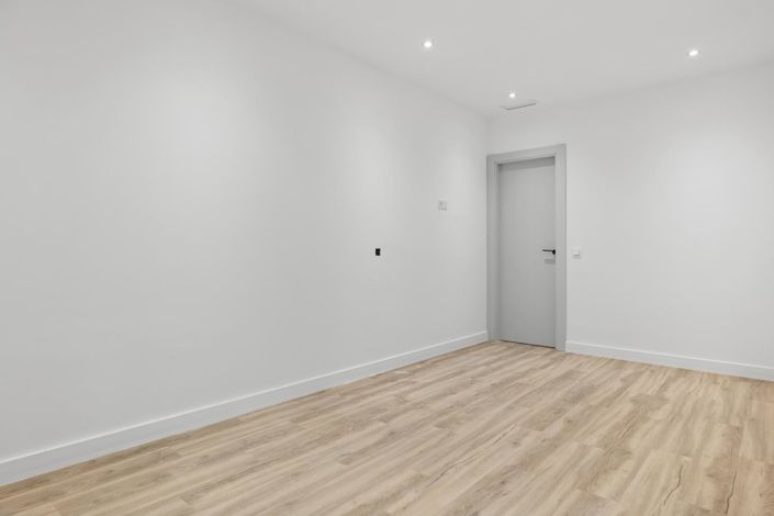 Image No.13-5 Bed Property for sale