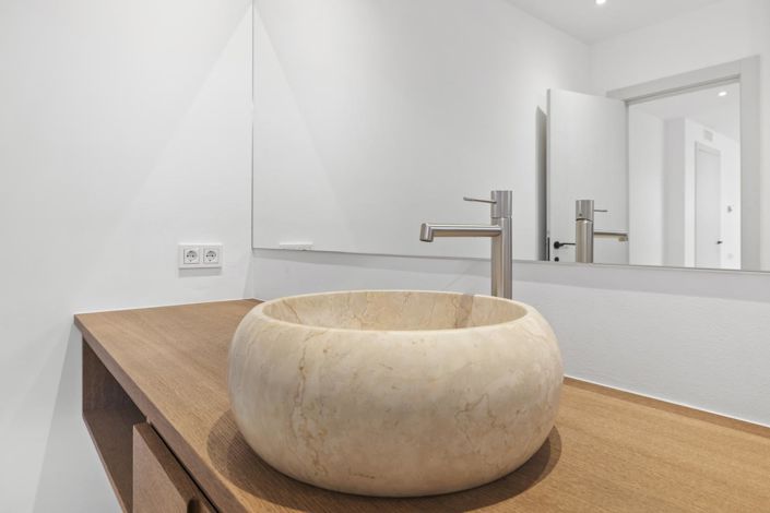 Image No.2-5 Bed Property for sale