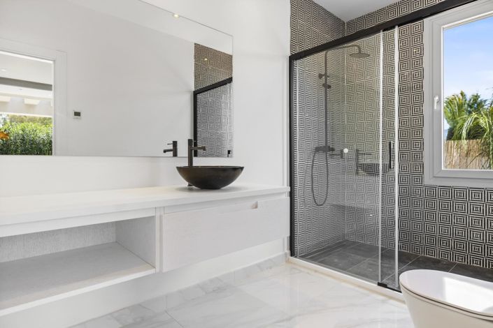 Image No.23-5 Bed Property for sale