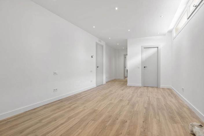 Image No.24-5 Bed Property for sale