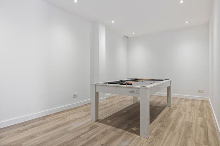 Image No.26-5 Bed Property for sale