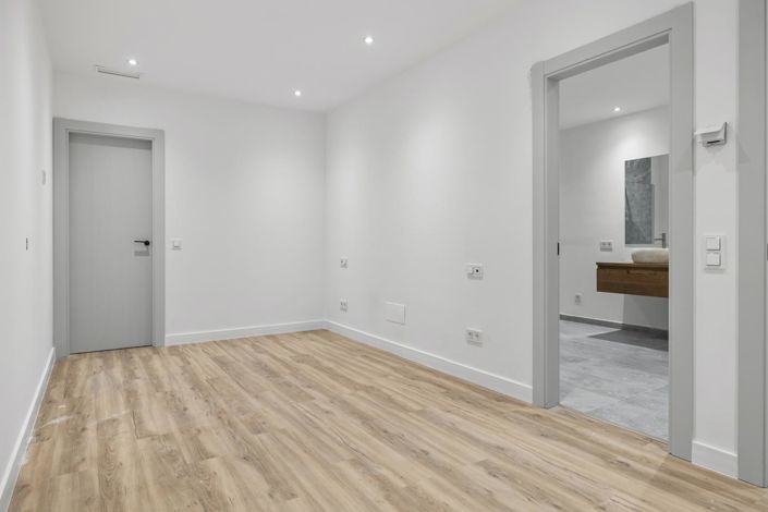 Image No.28-5 Bed Property for sale