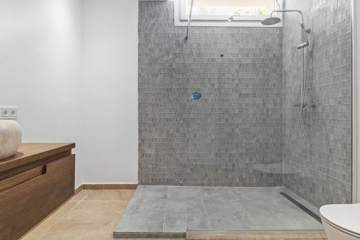 Image No.29-5 Bed Property for sale