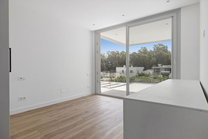 Image No.6-5 Bed Property for sale