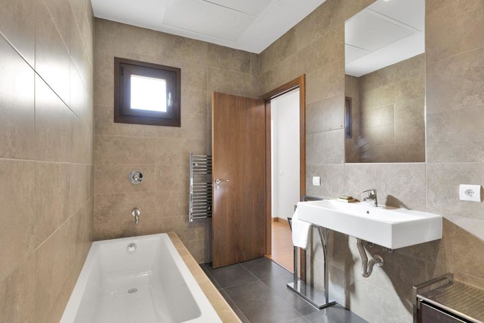 Image No.37-5 Bed Property for sale