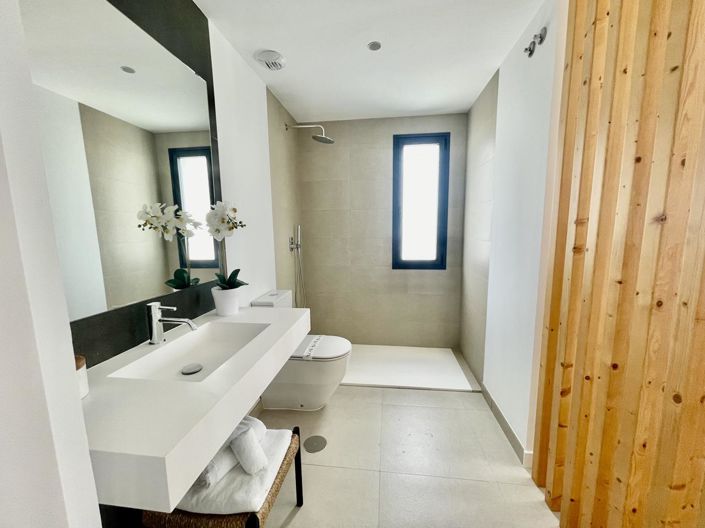 Image No.15-3 Bed Property for sale