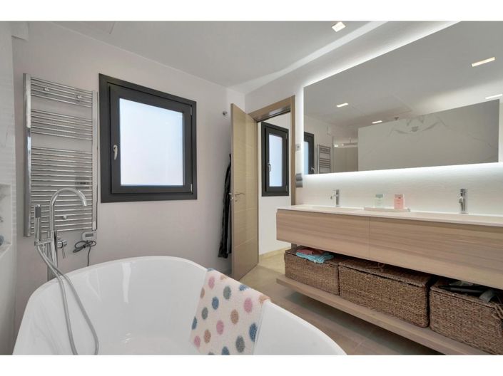 Image No.24-4 Bed Property for sale