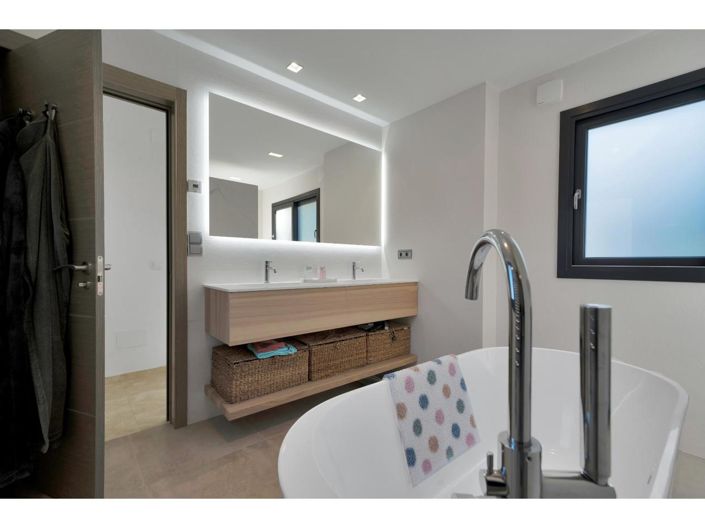 Image No.25-4 Bed Property for sale