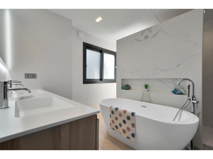 Image No.26-4 Bed Property for sale