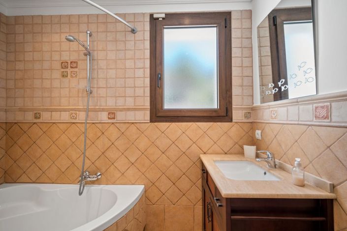 Image No.10-6 Bed Property for sale