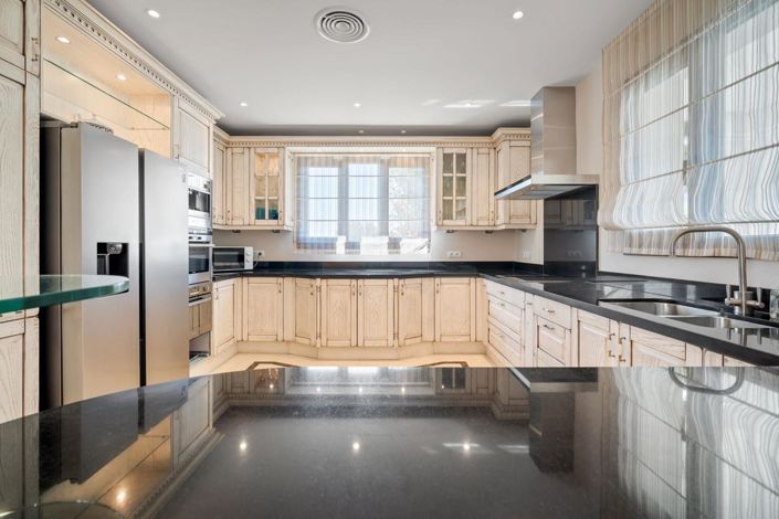 Image No.11-6 Bed Property for sale