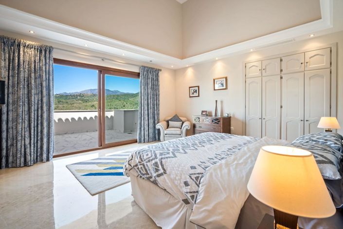 Image No.12-6 Bed Property for sale