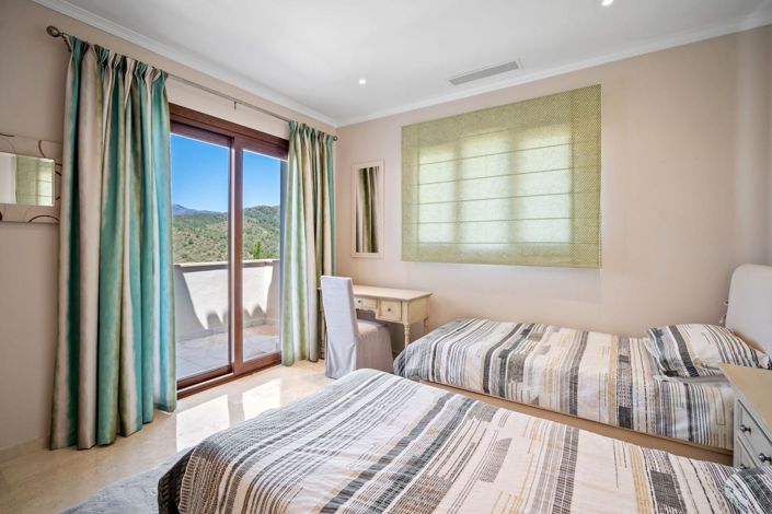 Image No.15-6 Bed Property for sale