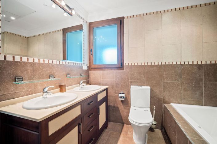 Image No.17-6 Bed Property for sale