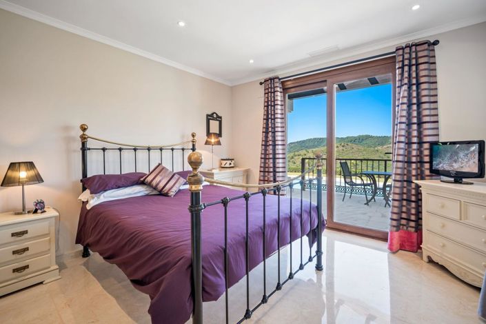 Image No.20-6 Bed Property for sale