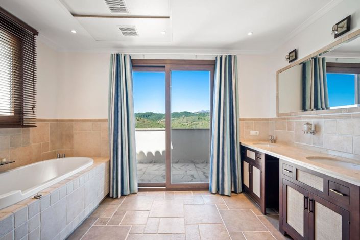 Image No.23-6 Bed Property for sale