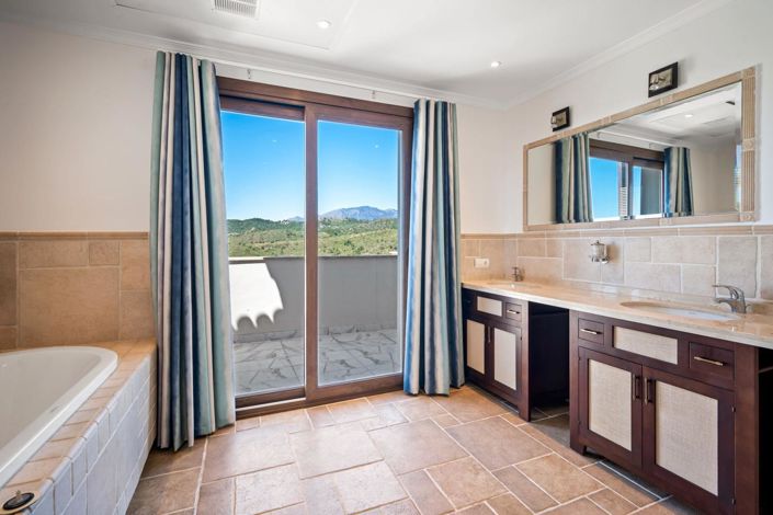 Image No.24-6 Bed Property for sale