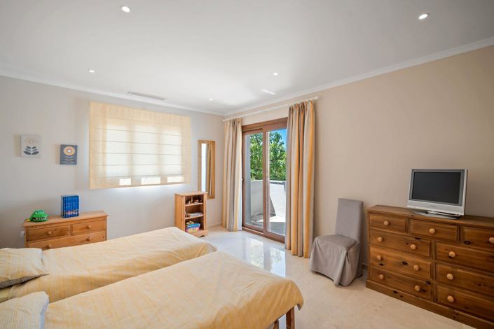 Image No.26-6 Bed Property for sale