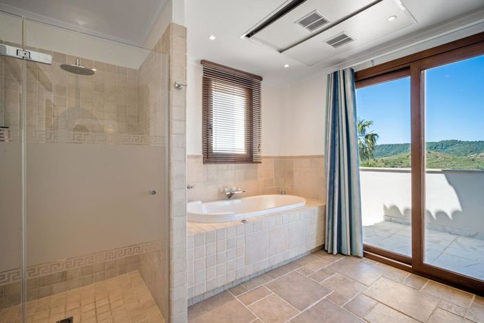 Image No.8-6 Bed Property for sale