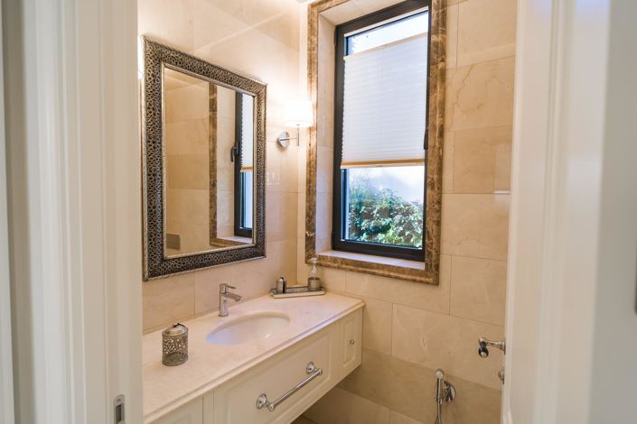 Image No.18-6 Bed Property for sale