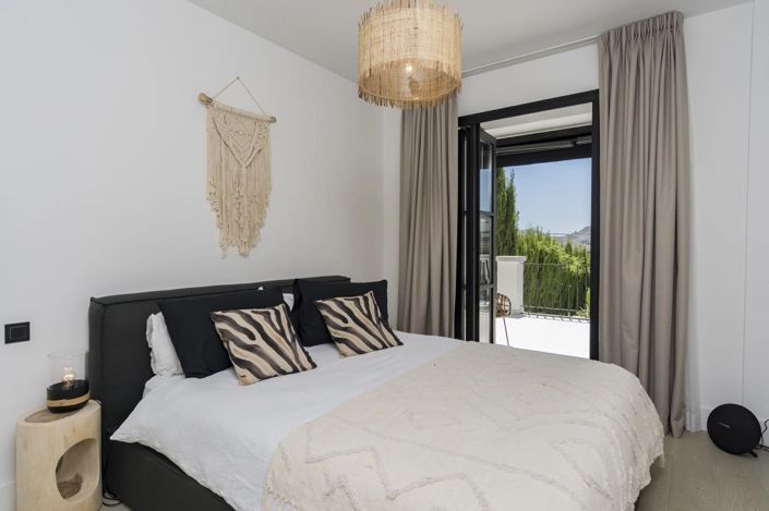 Image No.12-6 Bed Property for sale