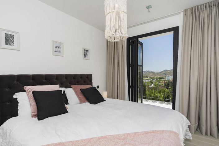 Image No.16-6 Bed Property for sale