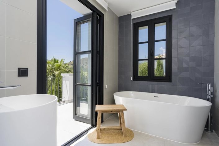 Image No.17-6 Bed Property for sale