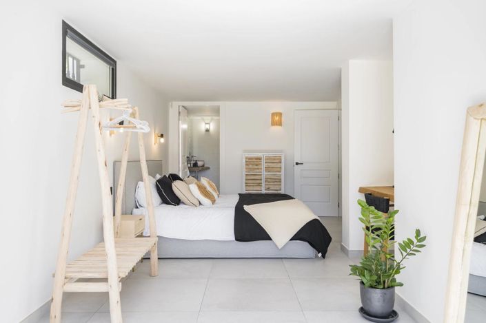 Image No.20-6 Bed Property for sale